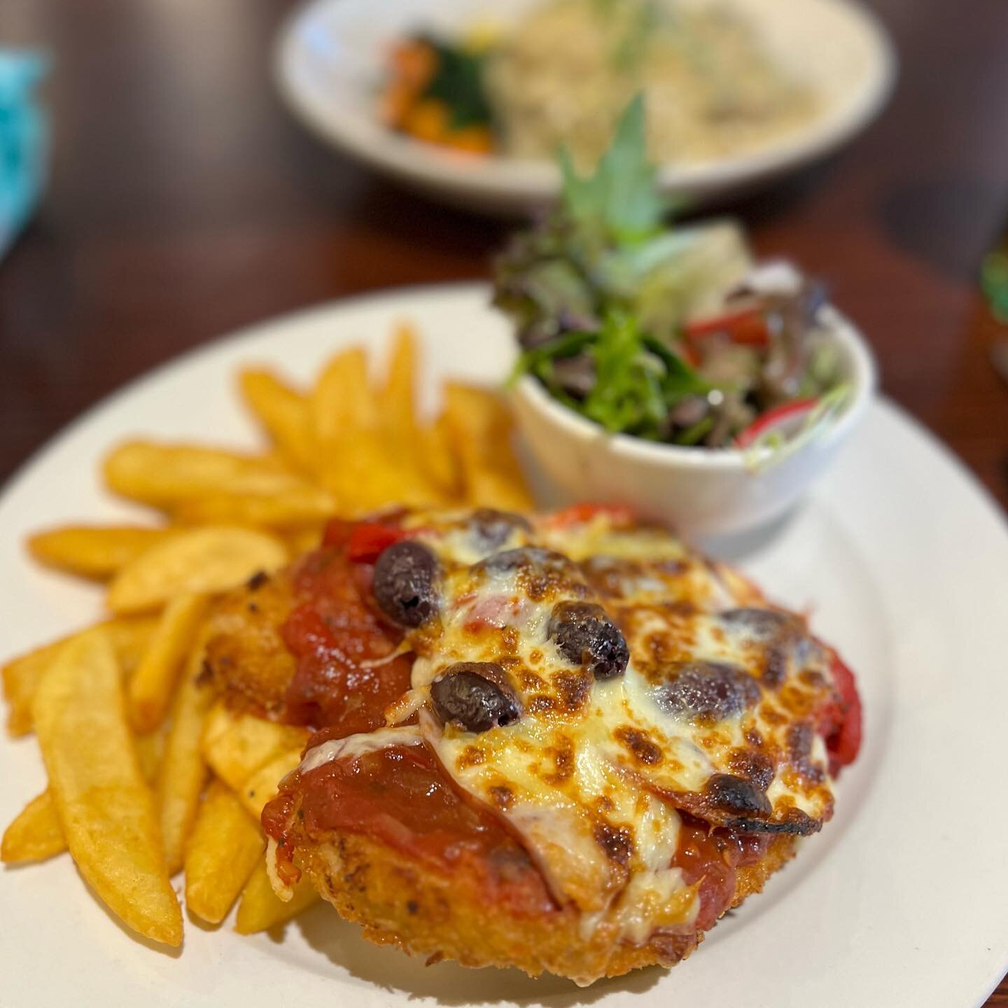 I wrote a long post about my trip to the @gladstoneparkhotel and this Spanish parma with salami, olives and salsa, but Instagram glitched and deleted it, now I&rsquo;m too heartbroken to write it all out again 😅 

Good for a novelty parma, salami AN