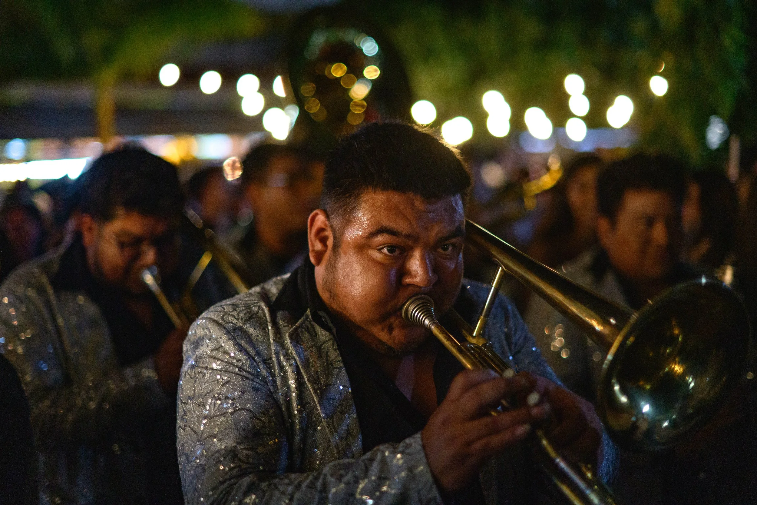 Banda caminando por La Plaza de Moyahua