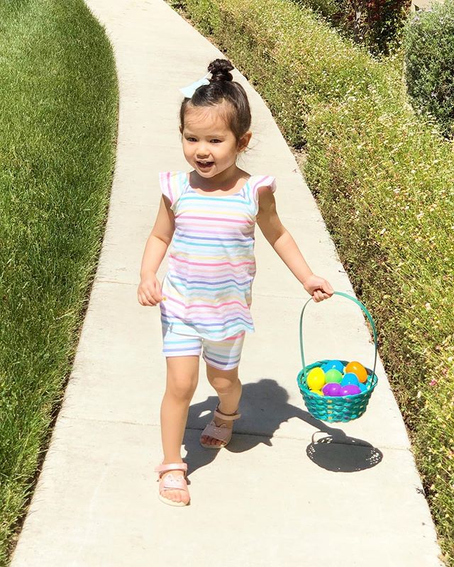 Savannah had so much fun egg hunting yesterday! 🐣 She was anxiously waiting for it to start and once they said GO, she was picking them up slowly one by one...while the other kids went crazy! 🤣 Then she saw some flowers on the way home and said for