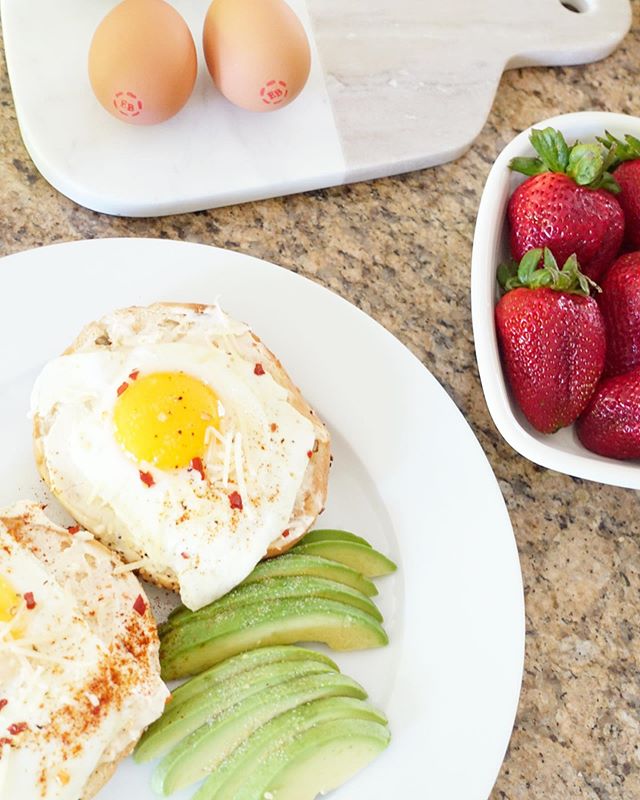 #ad Breakfast is our fave meal of the day! 😋🥑🍓Savannah and I eat eggs all day long, for lunch and even dinner sometimes! Our dishes aren&rsquo;t complete without a nice runny egg on top! 🍳
We love using @EgglandsBest Organic Eggs! It isn&rsquo;t 