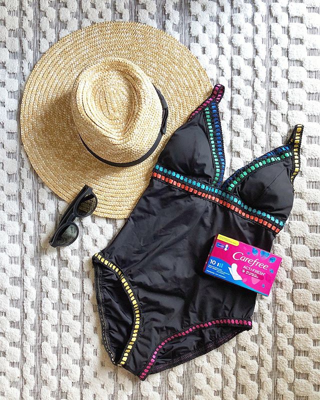 Just got back from Chicago and I&rsquo;m already wanting to go on another getaway! ✈️ I&rsquo;m hoping to take the babies to the beach or pool soon...this mama needs a tan! 😂👙 A must have item I always bring along with me are these @carefree_us pan