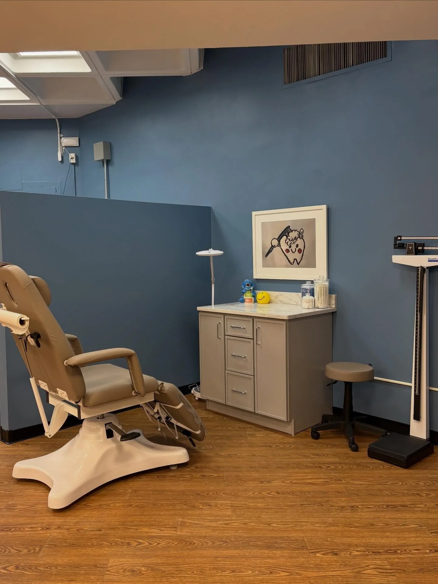 After ➡️ Before: Practice Dental/Medical Area in the Life Skills classroom designed for NYC Autism Charter School East Harlem 🦷🩺 Project made possible thanks to @thenyjl Community Improvement Project Committee