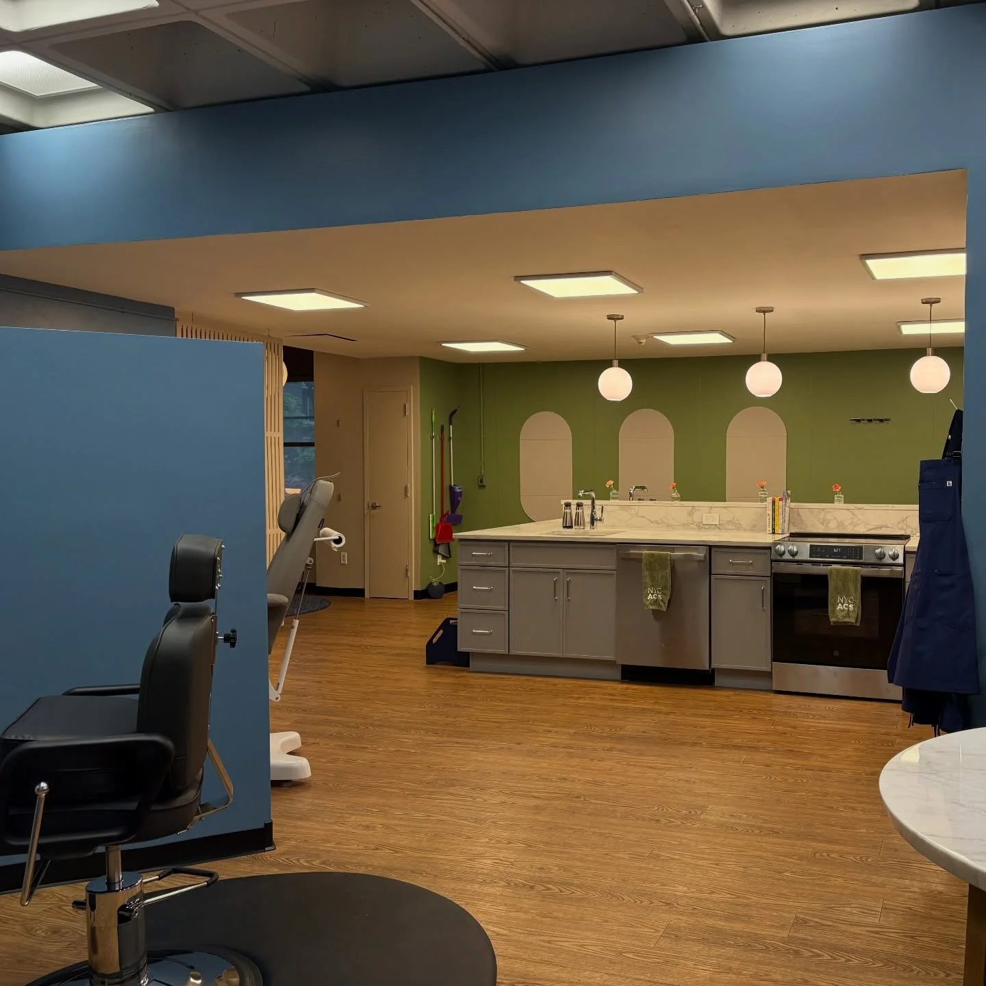 After ➡️ Before: Life Skills classroom designed for NYC Autism Charter School East Harlem 💙💚 Project made possible thanks to @thenyjl Community Improvement Project Committee