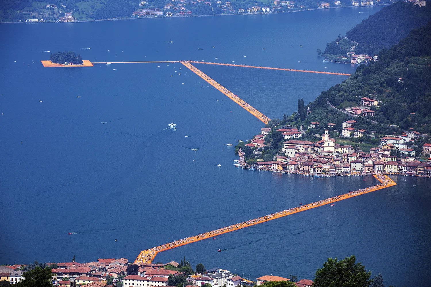  Christo, Floating Piers in lake Iseo, Italy 