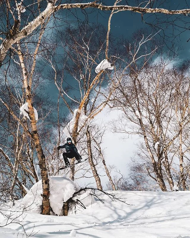 Finding some fun hits in Niseko with the sun shining. Weather report says we may not have fresh snow for ages.  #thoughtsandprayers #prayingforsnow #japow #japan #rhythmjapan #niseko #snowboarding #snowboardingniseko