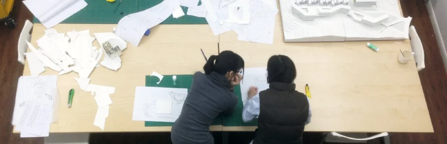 本构建筑建事务 所现诚聘:建筑师/助理建筑师/实习建筑师 应聘者需符合以下要求: 建筑师 -建筑学专业本科或以上学历; -3 -5 年专业工作经验; -具备强烈的责任心和团队组织能力, 具有建筑设计到施工图深化的专业经验; -能够熟练应用 AutoCAD, Adobe Creative Suite, Rhino, Maxwell 等相关专业设计软件。 助理建筑师 -建筑学专业本科或以上学历; -应届毕业生,或1-2年以上专业工作经验; -具备强烈的责任心和团队协作能力;能够较好地协助建筑师完善和深化设计; -能够熟练应用 AutoCAD, Adobe Creative Suite, Rhino, Maxwell 等相关专业设计软件。 实习建筑师 -建筑学专业本科在读或以上学历; -具备强烈的责任心和团队协作精神,具有较强的实体模型制作能力,并能熟练应用相关专业设计软件; -实习期较长者优先考虑。且表现优异的实习生将有可能转职为全职助理建筑师。 申请者除递交申请简历外,请附带个人作品集的 PDF ,文件不大于 10M 。并请注明所申请职位以及可工作的起至日期 。申请简历和作品集请发送至 : hr@bengostudio.com 事务所将不定期审阅招聘简历,恕不接受电话询问。
