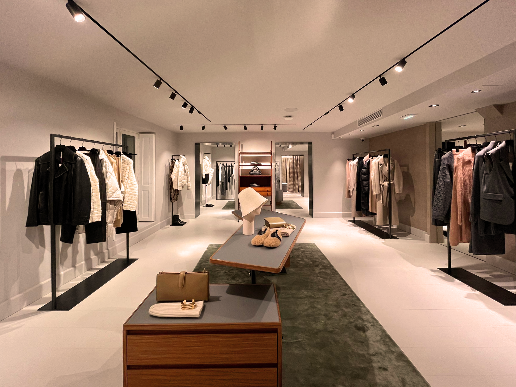 LIVIANA CONTI - Paris Boutiqe_Pagina_08.png