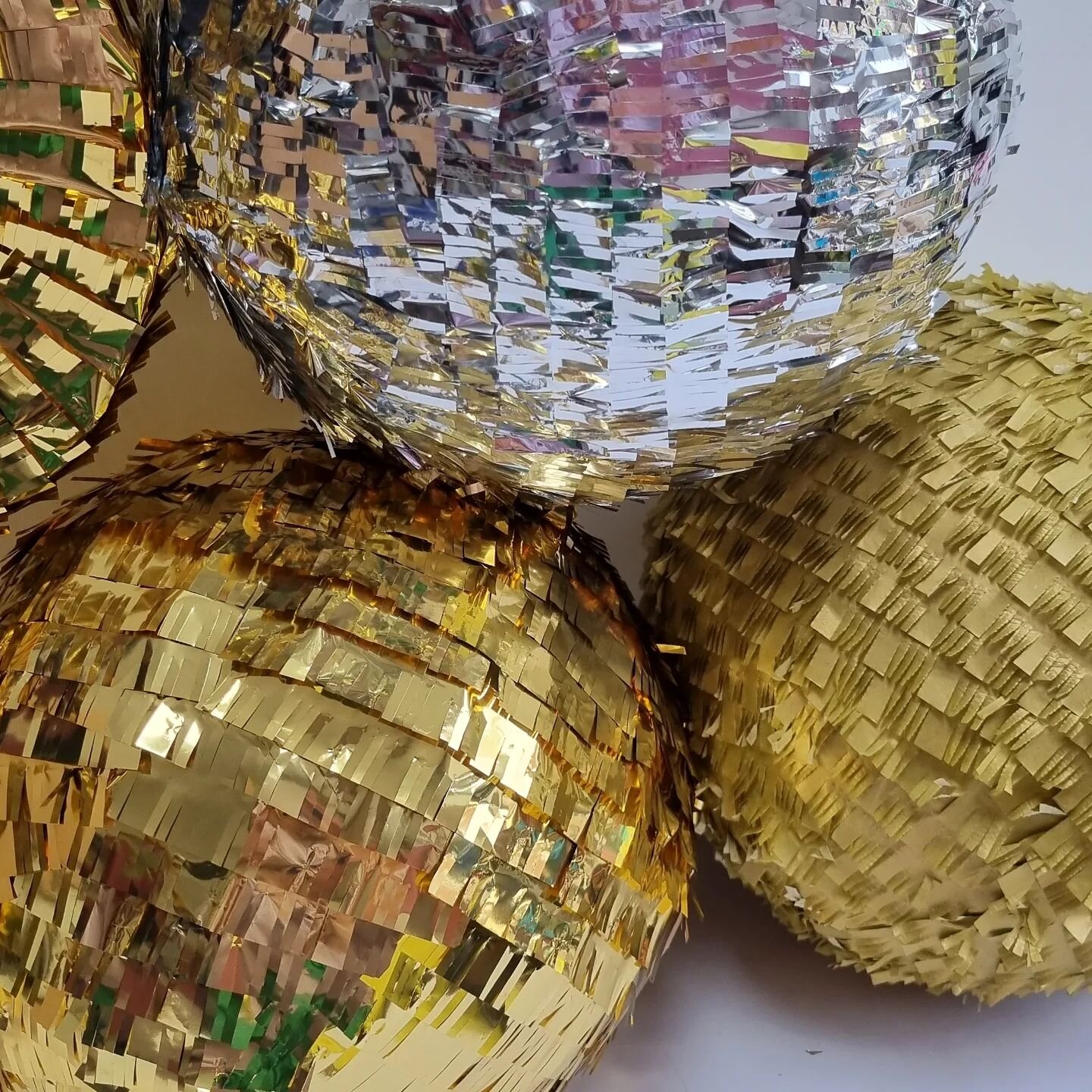 All that glitters! 🪩 #metallicpinata #discoballpinata #glitterballpinata #pinyatay #partyplanning #pinatauk