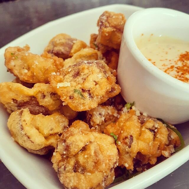 🚨 New menu item @vargabar 🚨 
Beer battered crimini mushrooms with a garlic aioli and dusted with Parmesan cheese! #OpenInPHL til 10pm tonight! Call 215.627.5200 to get an outdoor table!