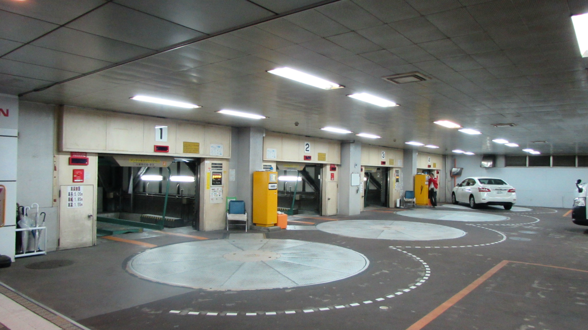Revolving turning platforms and elevators to drive cars into a parking house
