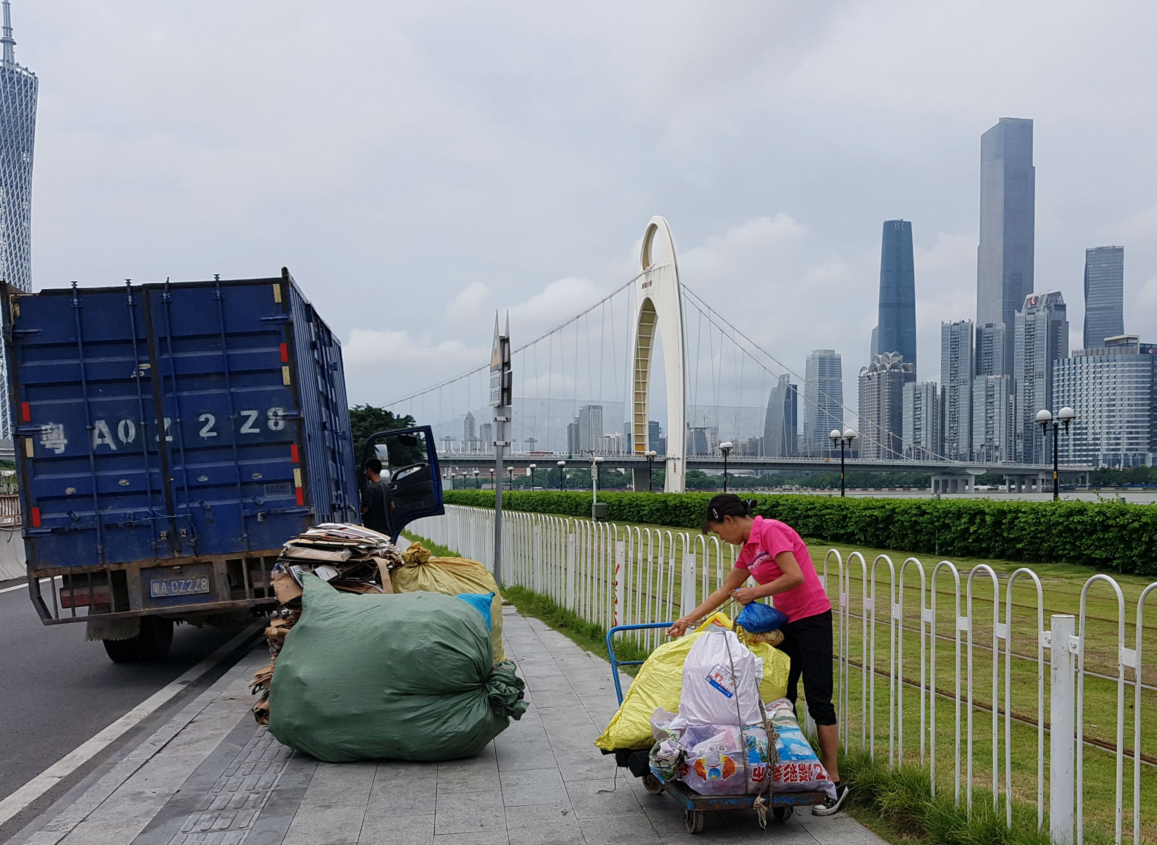 People recycling trash to make a living in Guangzhou