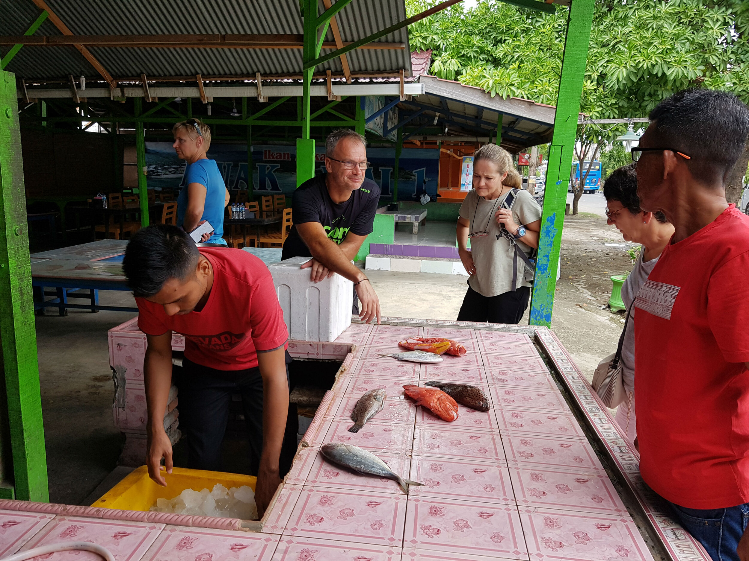 Gert and Francien picking lunch