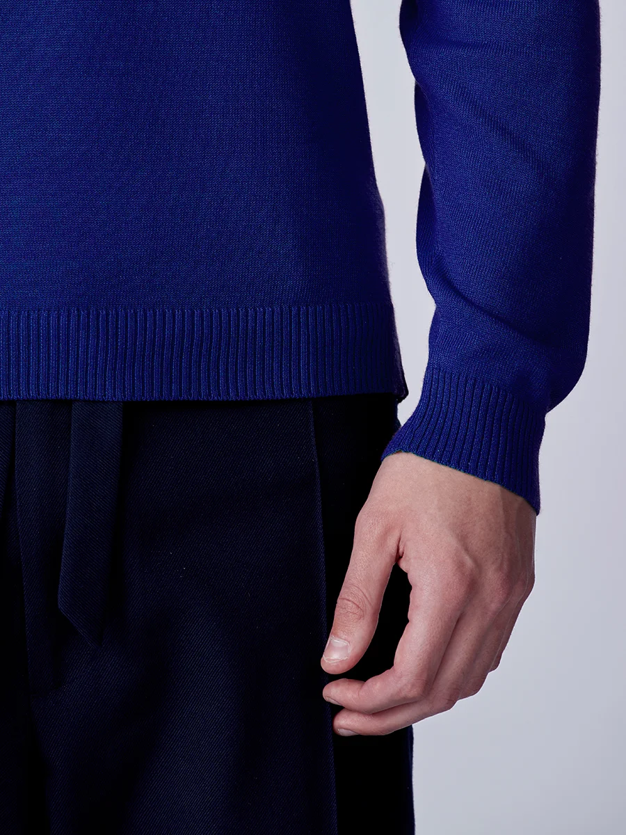 Blue knit jumper for man sleeve detail