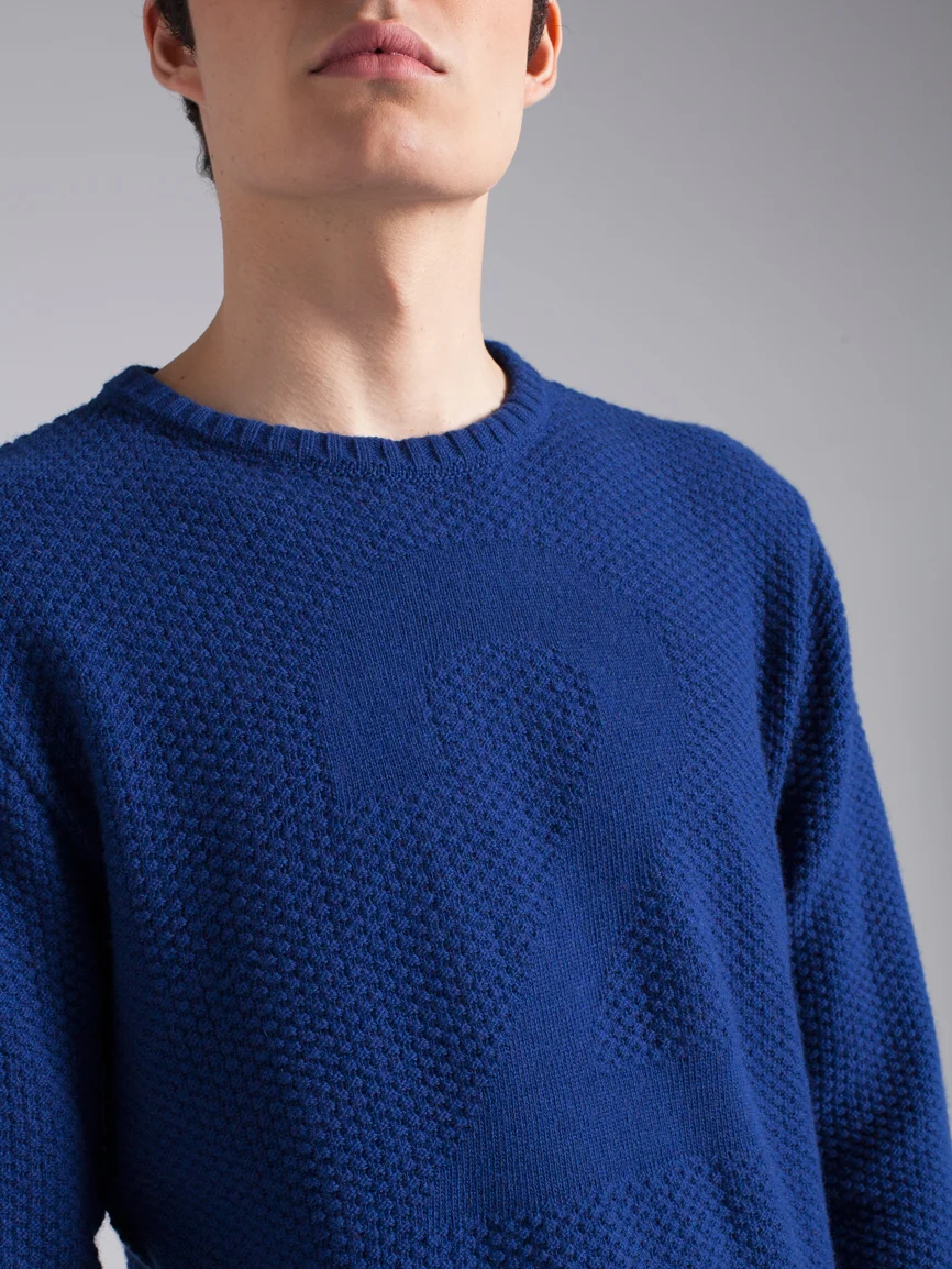 Blue long sleeve wool sweater for man neck detail
