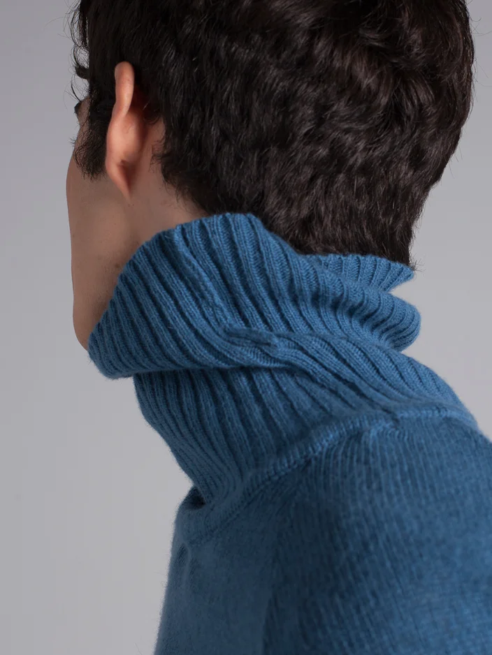 Turtleneck blue wool sweater for man neck detail