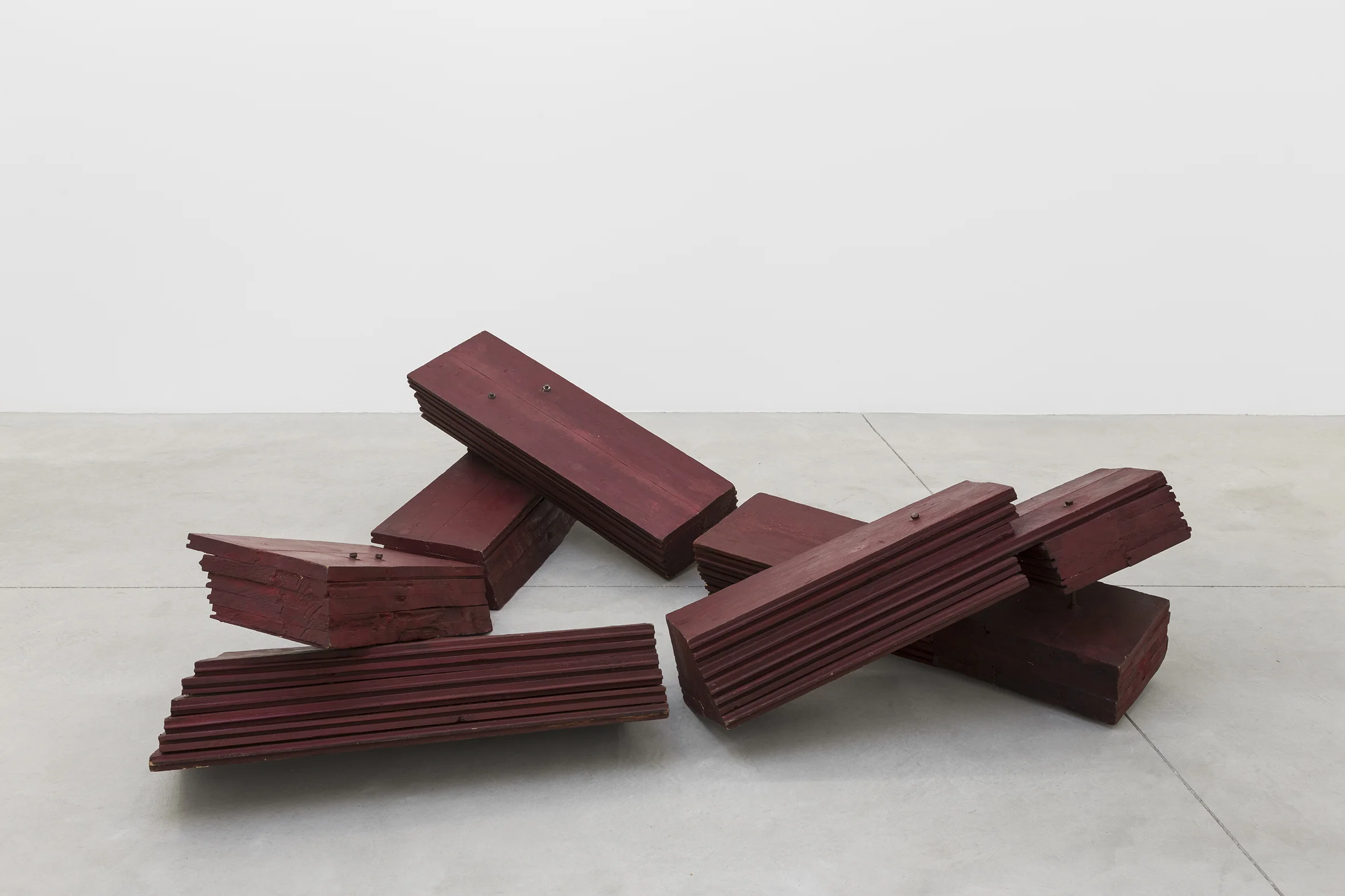 María Luisa Fernández Escultura roja “Cobarde temerario” 1989. Oil on wood - Galería Maisterravalbuena.