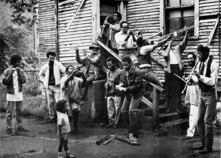 Wadsworth Jarrell, New Orleans–style group photo in painter Wadsworth Jarrell’s backyard, c. 1968. Courtesy of George Lewis. Featured in The Freedom Principle: Experiments in Art and Music, 1965 to Now at the MCA Chicago.