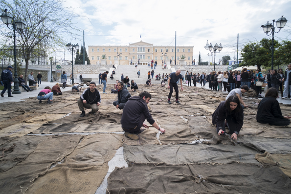 Ibrahim Mahama, Check Point Prosfygika. 1934-2034. 2016-2017 , 2017, performance, Syntagma Square, documenta 14. Foto: Mathias Völzke