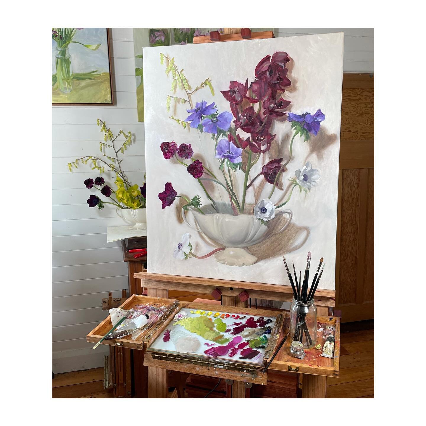 My new easel has arrived! It is a custom made counterweight beast, that means I will be able to paint really big. The pulley mechanism means I can use just a finger to adjust the height of my canvas. I got an extra large tray added on as a palette, f