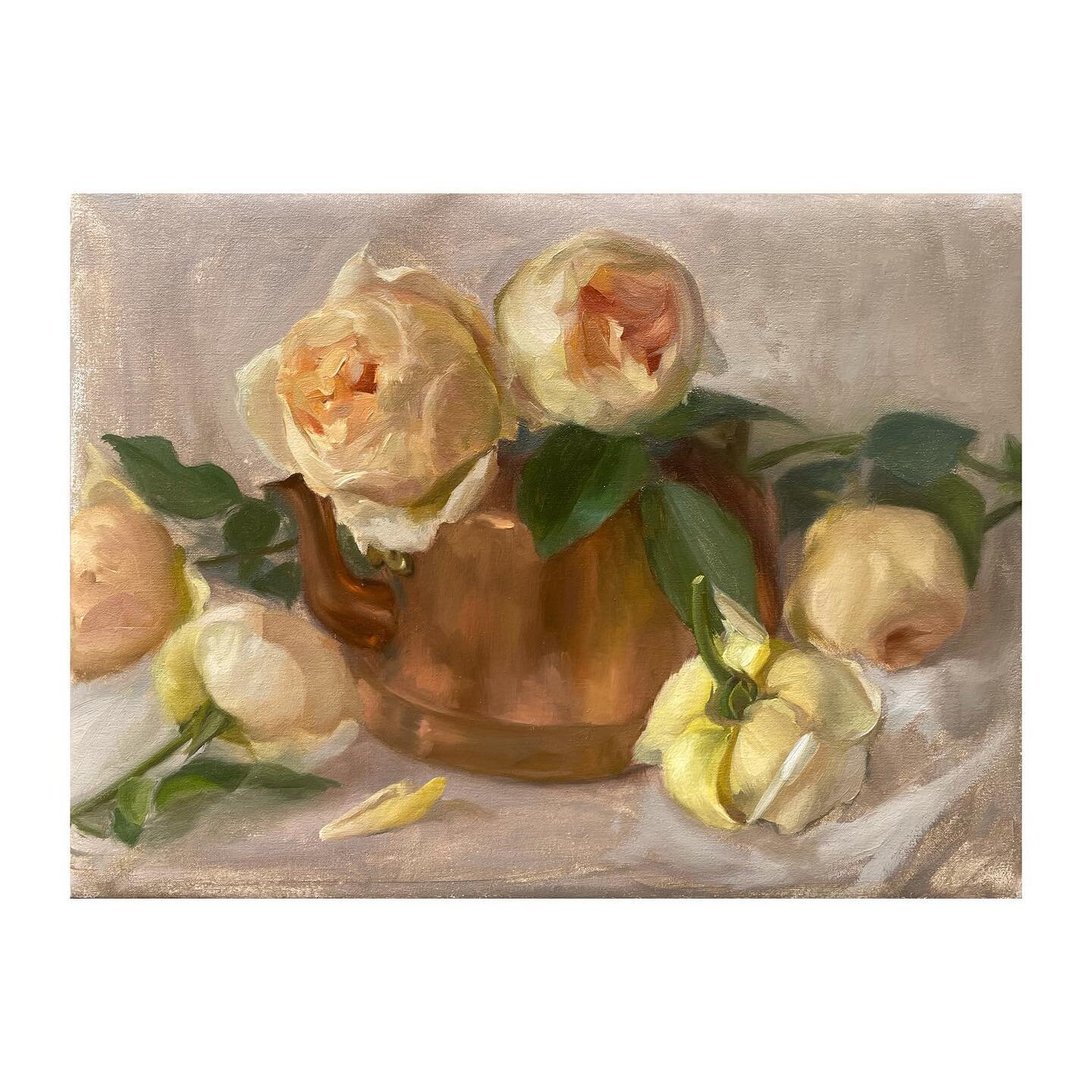 Another painting of Jude the Obscure. Took my time on this one and I am not certain it&rsquo;s finished&hellip;

#judetheobscure #copperkettle #davidaustinroses #paintingroses #stilllifepainting #paintingfromlife #contemporaryrealism #oilpaintingproc