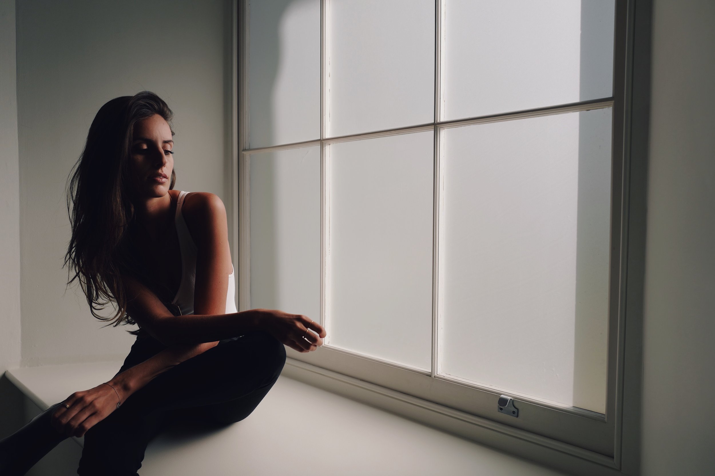 Esta galeria tem uma luz tão bonita que acabámos por improvisar uma sessão fotográfica. / Galleries always have this beautifully lit corners where you can do cheeky photoshoots. 
