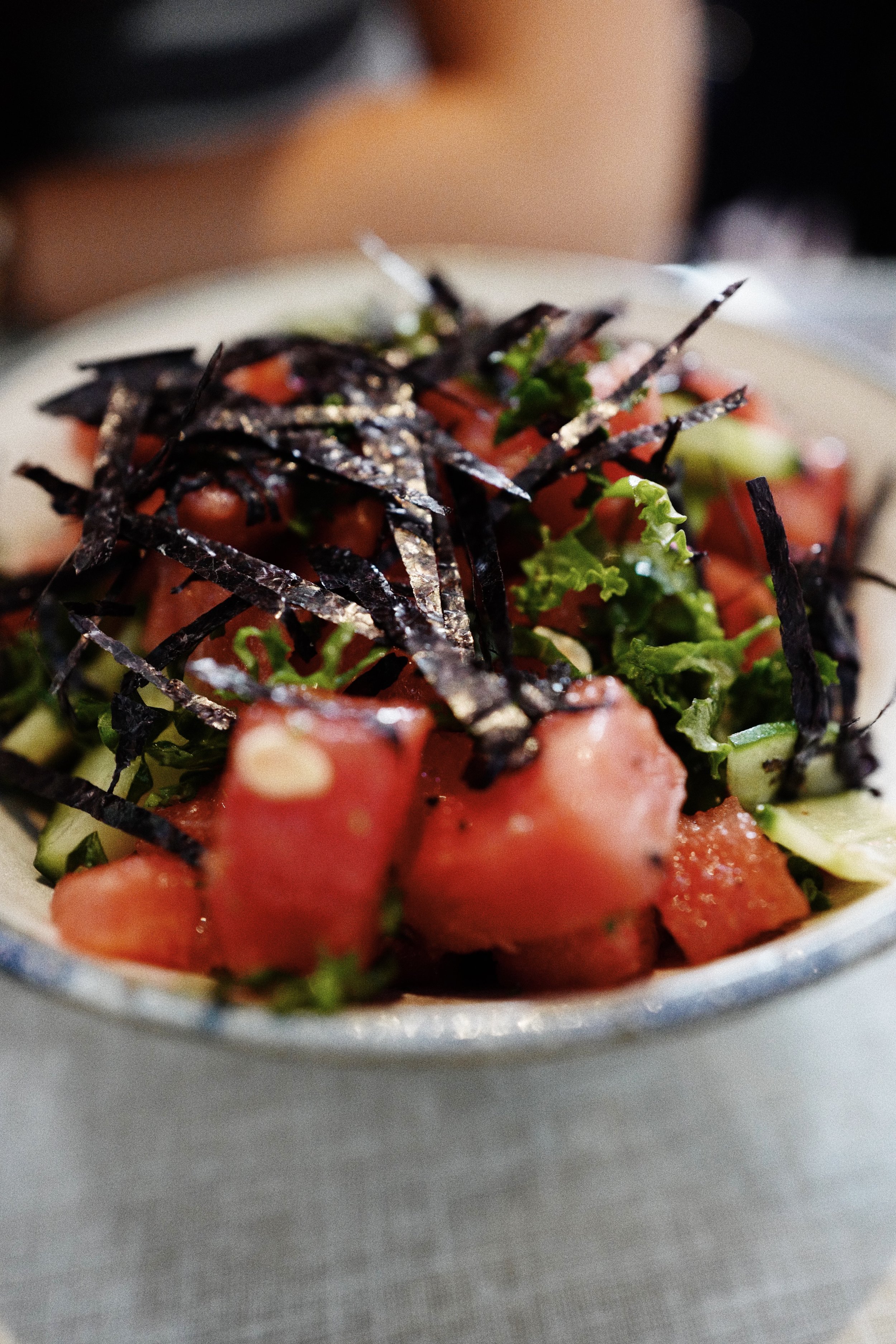 Esta é a salada rosa que pedimos (Melancia, pepino, algas e couve kale picada, regada com uma mostarda de mel e vinagrete de framboesa)/ This is the pink salad we ordered (Watermelon, cucumber, seaweed & chopped kale dressed in a honey mustard & raspberry vinaigrette)