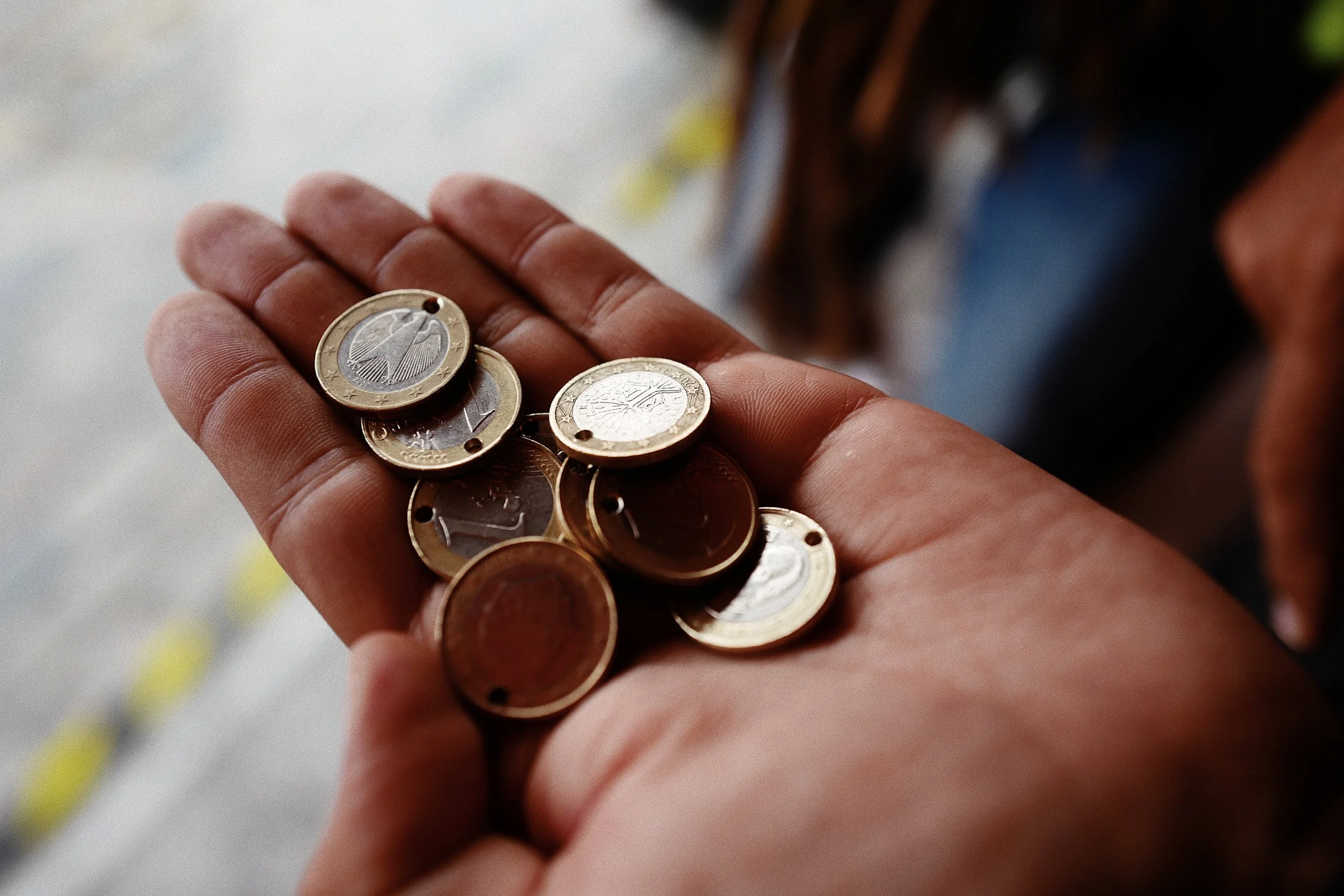 By Vhils. Estes eram os tokens com os quais se podiam comprar cerveja no festival. Também eles uma obra de arte, verdadeiros euros furados. Afinal o dinheiro tem o valor que lhe pretendemos atribuir./ These were the tokens with which …