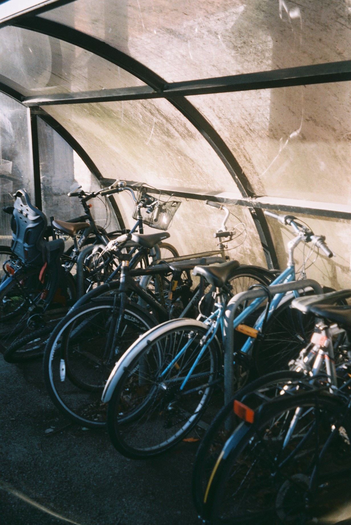 I’d love to be brave enough to ride a bike in London but the truth is that I'm too scared. Plus, Martin has had three bike accidents already which gives me even less confidence. Maybe when we move into the new house I’ll give it a go. / Eu gostava muito de ter coragem para andar de bicicleta em Londres mas a verdade é que tenho muito medo. Para além disso o Martin já teve três acidentes o que me dá ainda menos confiança. Talvez quando mudarmos para a casa nova me aventure.