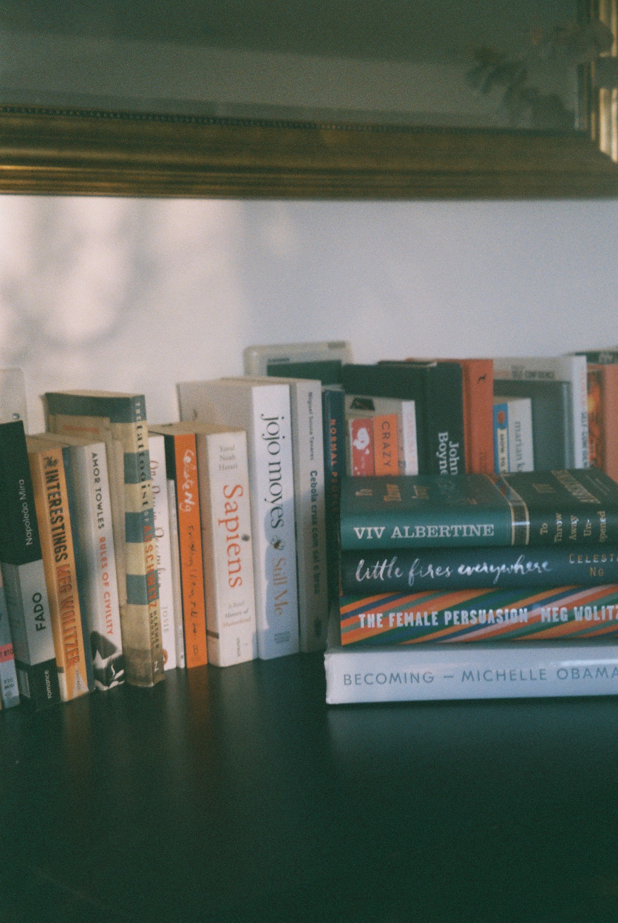 I love seeing a house full of books. I'm not very careful with mine, I write in them and underline my favourite passages, in fact I even prefer when they look a bit rough. / Adoro ver uma casa cheia de livros. Eu não sou nada cuidadosa com os meus, escrevo neles, sublinho com caneta e na verdade até os prefiro quando os ganham aquele ar mais usado.