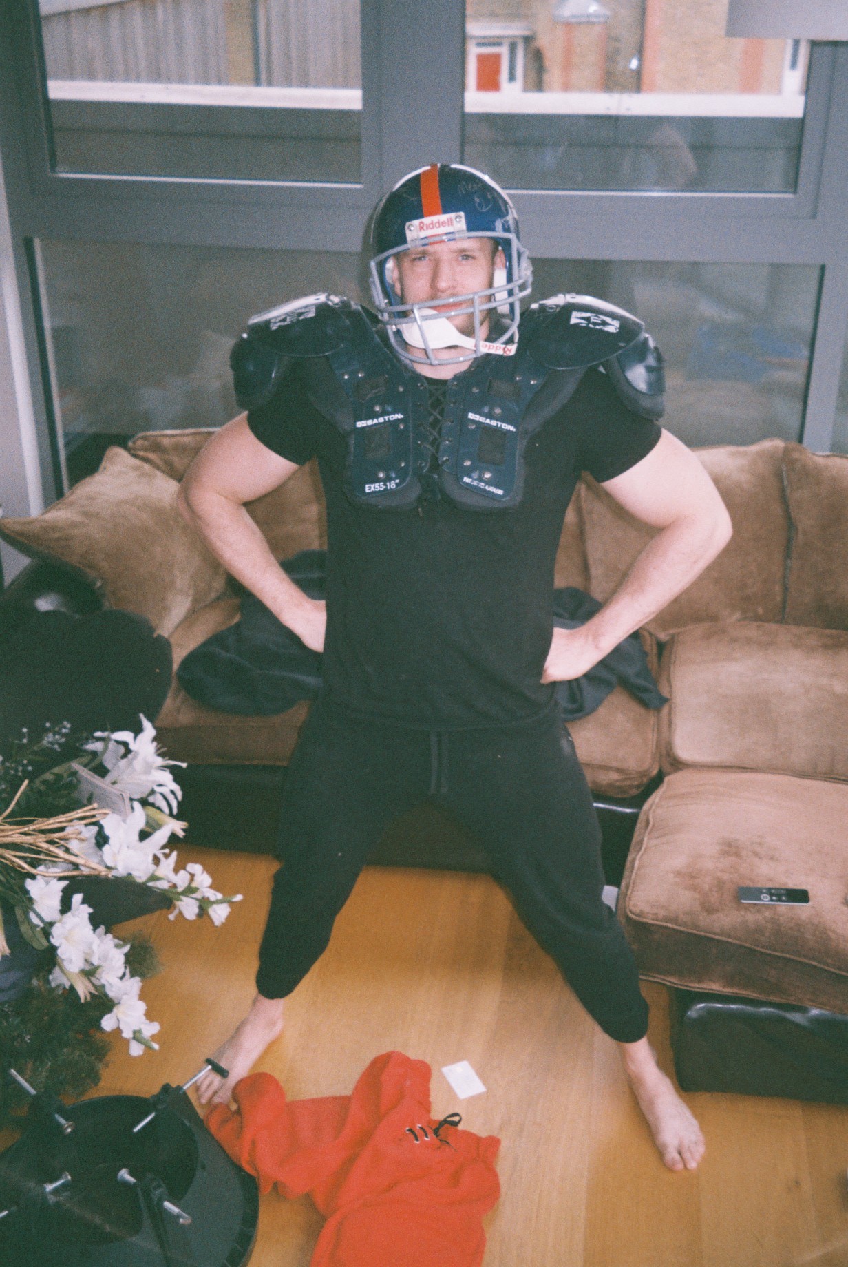 We’ve started packing for the move and Will found this American football gear. / Começámos a preparar a mudança e o Will encontrou este equipamento de futebol americano.