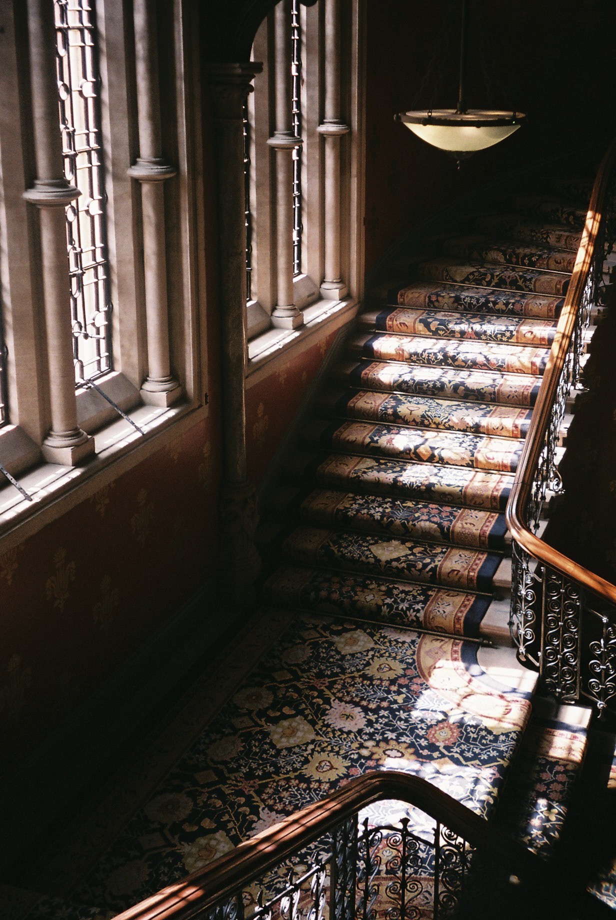 Do these stairs look familiar to you? I bet they do, this is where the Spice Girls music video "Wannabe" was shot. / Estas escadas parecem-te familiares? Nem mais, foi onde foi gravado o videoclip das Spice Girls intitulado de “Wannabe”.