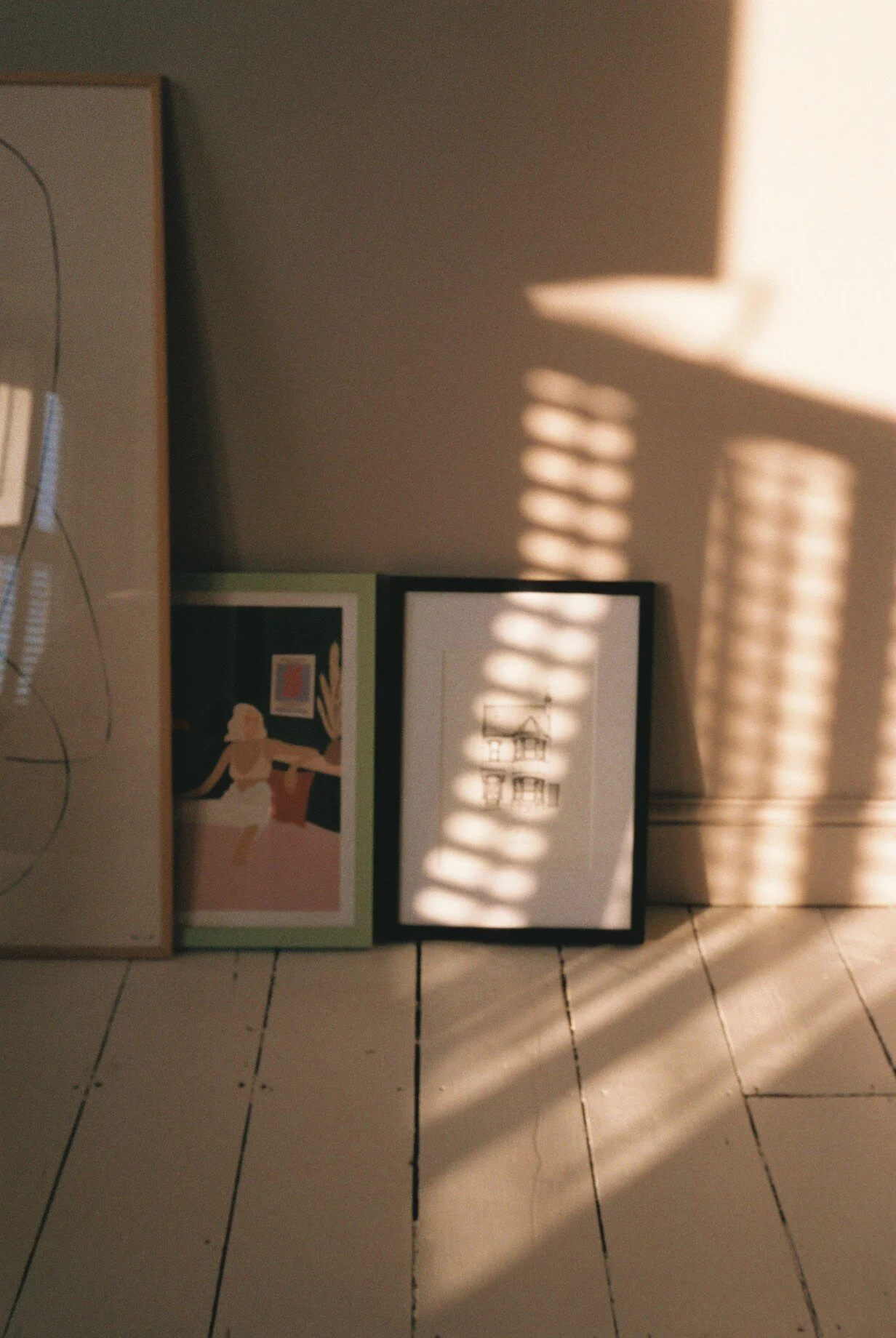 I love the shadow of our French shutters. / Adoro as sombras que as nossas portadas francesas desenham na parede.
