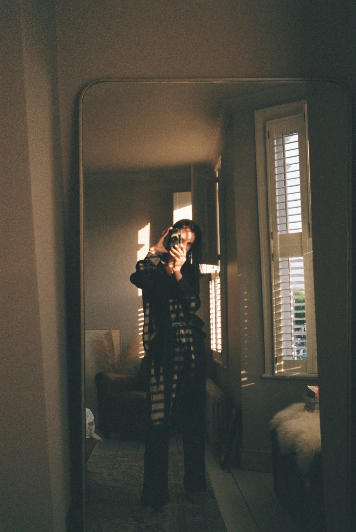 Here I am in my isolation uniform, my black silk Pajamas from Truly. / Aqui estou eu no meu uniforme de isolamento, o meu pijama preto de seda da Truly.