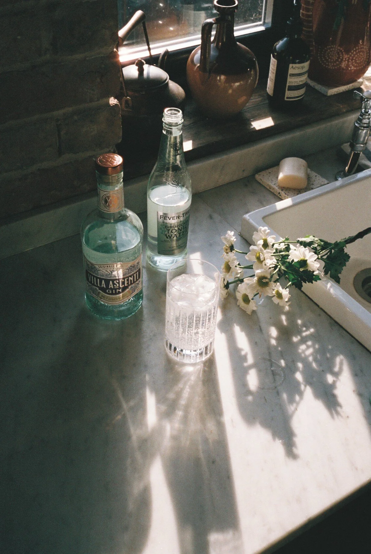 Martin and I now have a cheeky G&amp;T at the end of the day. / O Martin e eu agora costumamos beber um gin maroto ao final do dia.
