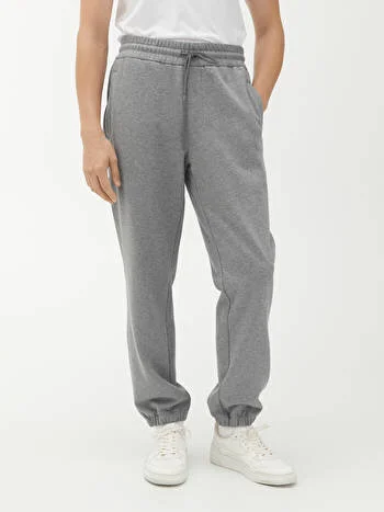  A classic pair of soft sweatpants with a relaxed fit and straight legs made organic cotton. 
