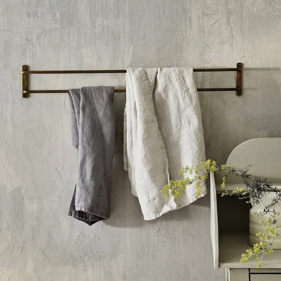 r_w_bathroom_bilton_doubletowelrail_brass_02_1.jpg