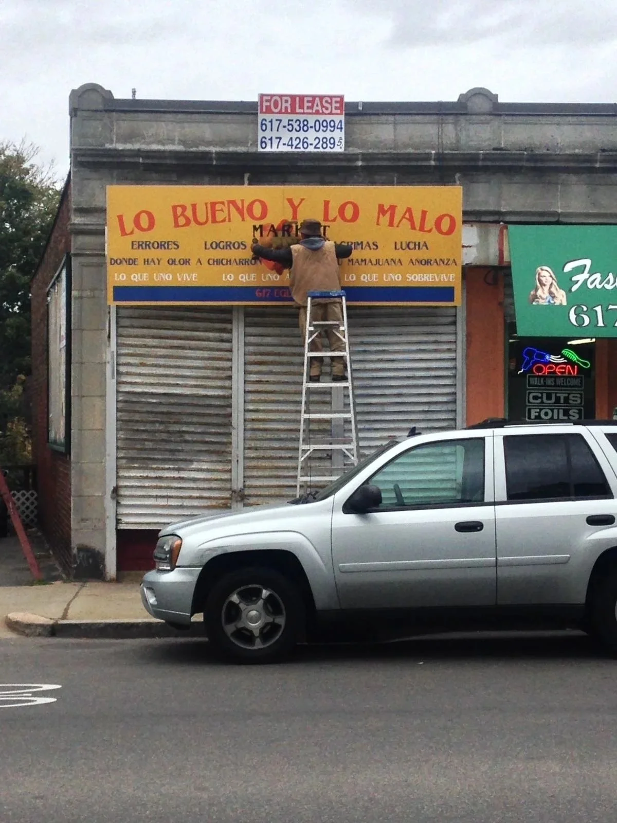 Installation shot: Lo Bueno y Lo Malo Market, Washington Street, 2016