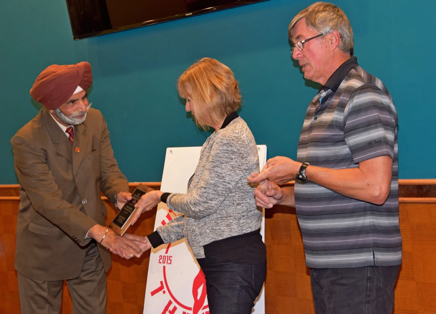 Sponsor of the Year was awarded to Gurinder Toor from Alpha House Mortgage Corporation and received in his absence by his uncle Harnek Toor. Presenting was Carolyn McKinley and Dave McDonald (Photo: Owen Wong)