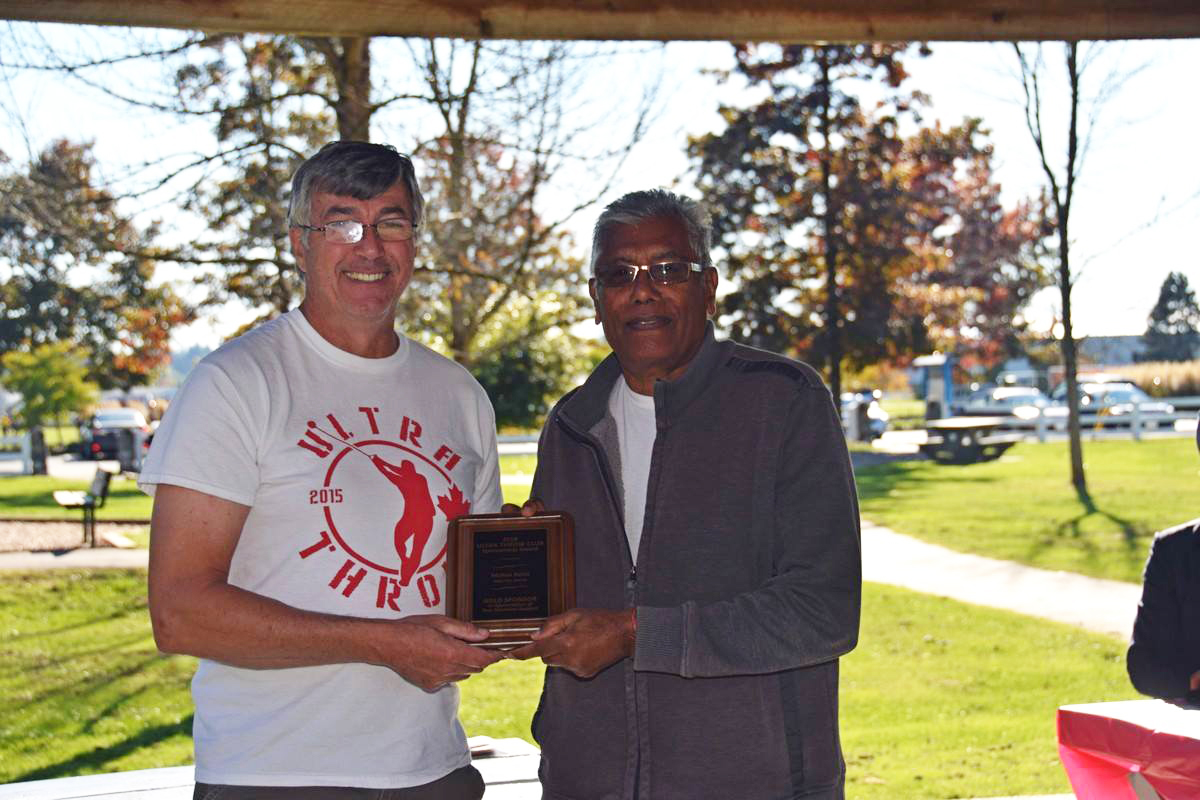 Ultra Throw president, Dave McDonald presents club member, Mohan Bains with the Sponsorship Award. Thanks to Mohan, Days Inn became a Gold Sponsor.