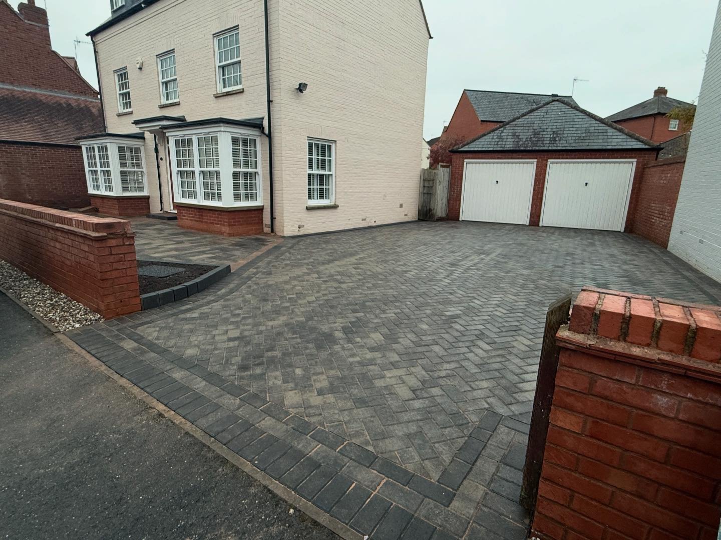 Another beautiful driveway completed here at DriveCo 🤩 using a Tobermore slate grey paver & using a double charcoal border to frame the area lovely combination of colours✅ Get in touch today for your FREE quotation! www.drivecoltd.com #HenleyinA