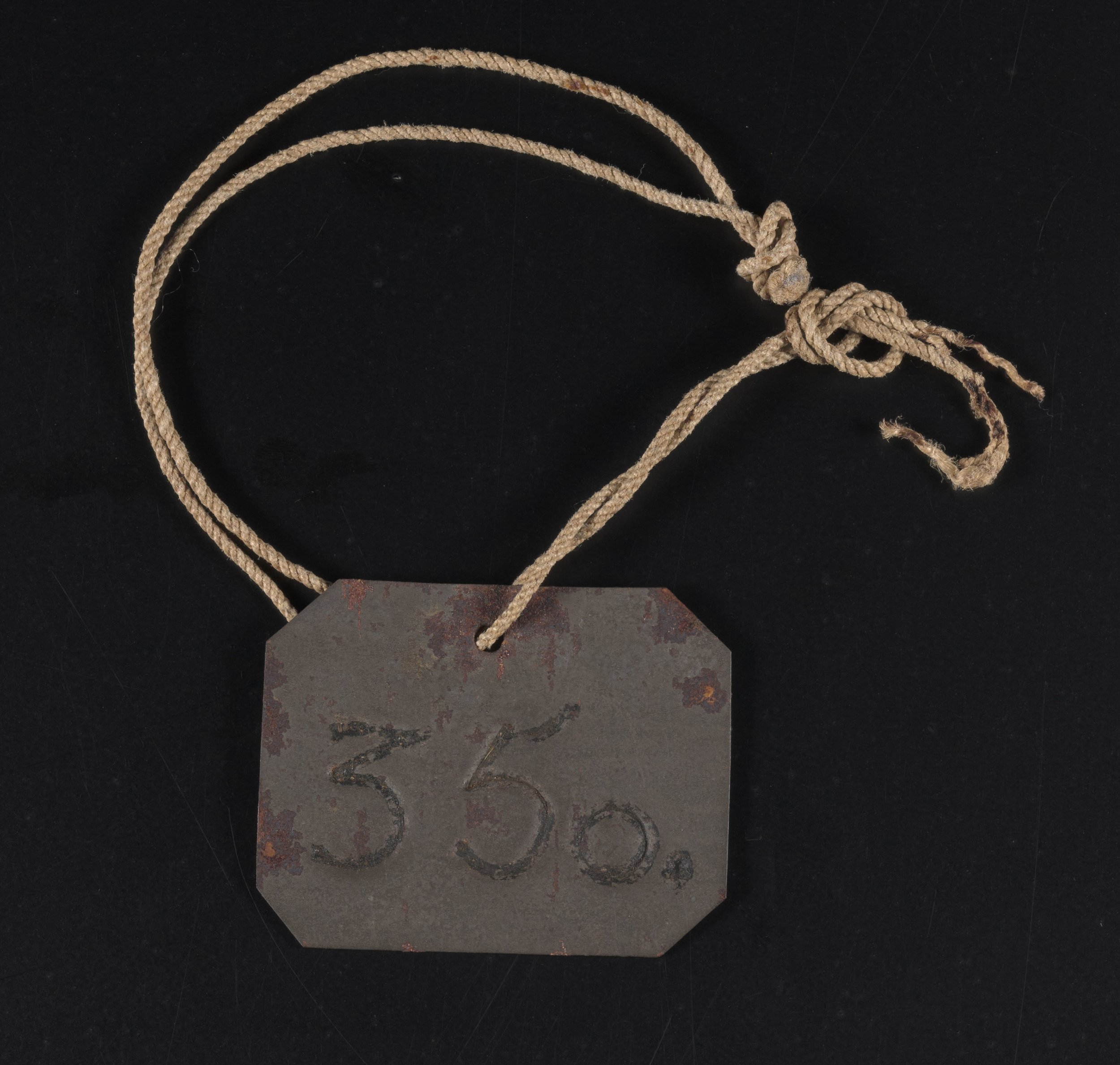 Placa que identificada a Mianga, con el número 350, a