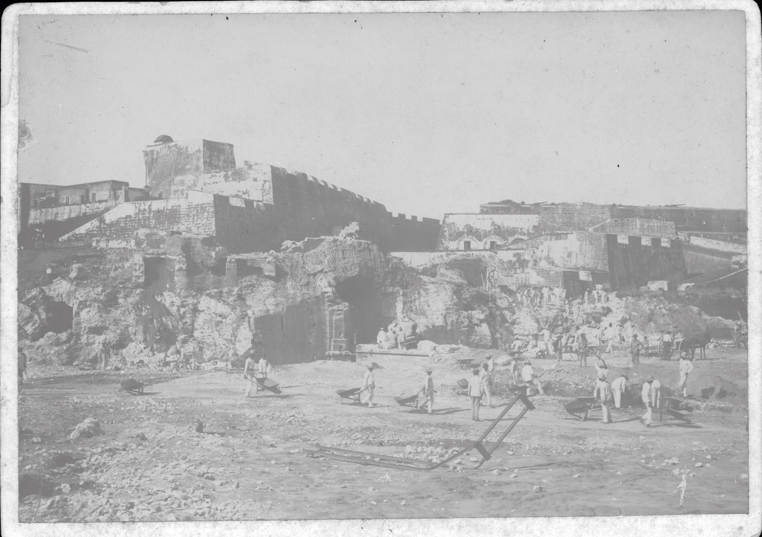 Imágenes del derribo parcial de las murallas de San Juan entre 1896 y 1898.