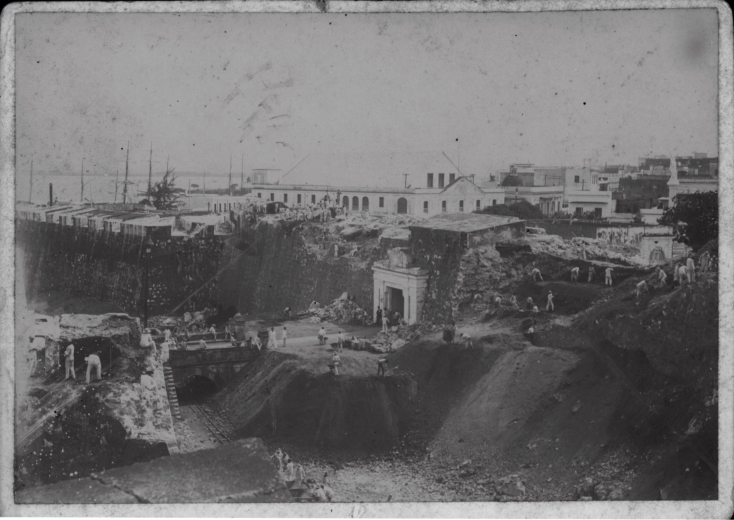 Imágenes del derribo parcial de las murallas de San Juan entre 1896 y 1898.