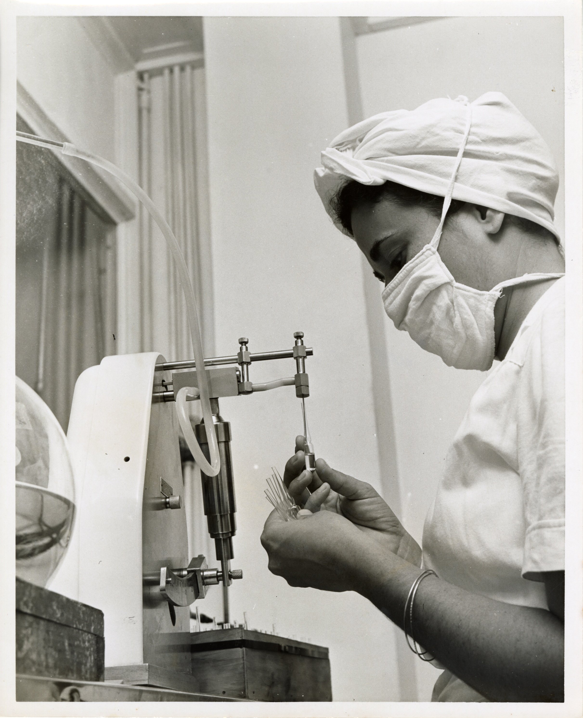 Trabajadora de la Farmacéutica American Syntex, Inc.