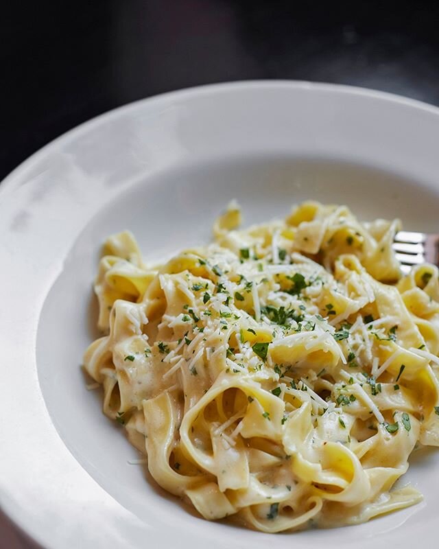 DATE NIGHT ALL NIGHT!
Tuesday - Thursday, curbside pickup date night for 2 people! $45 includes Terzo's Marinated Olives, Choice of Large Salad and 2 'Classic' Pastas. Like this one - Fettuccine Alfredo!
.
.
Order ONLINE or on our BRODERS' APP
.
.
.
