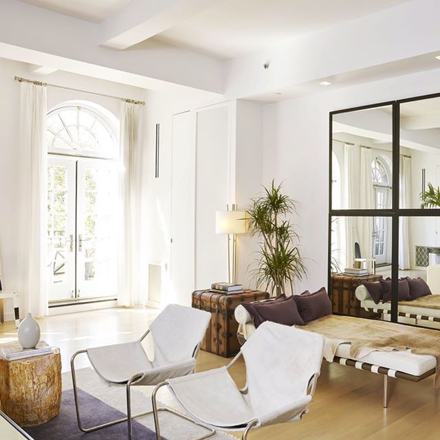 This week we've been taking a peek inside the Manhattan apartment of Jennifer Lopez. On the market for $26.9M, this apartment features 10,000 square feet of indoor/outdoor space over two floors. The great room isn't to be missed. This stunning space 
