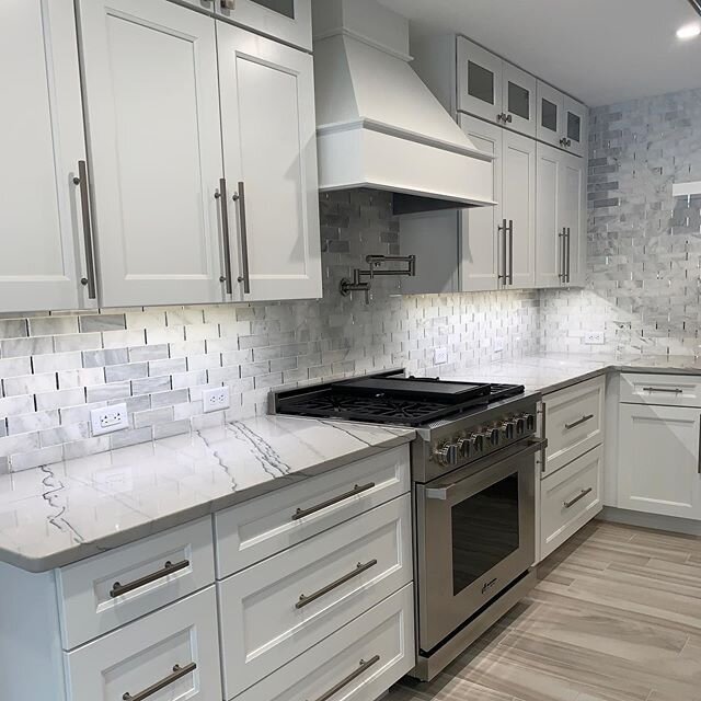Virtual site visits!!! LOVE how this backsplash turned out in this kitchen, really elevates the whole look 🖤