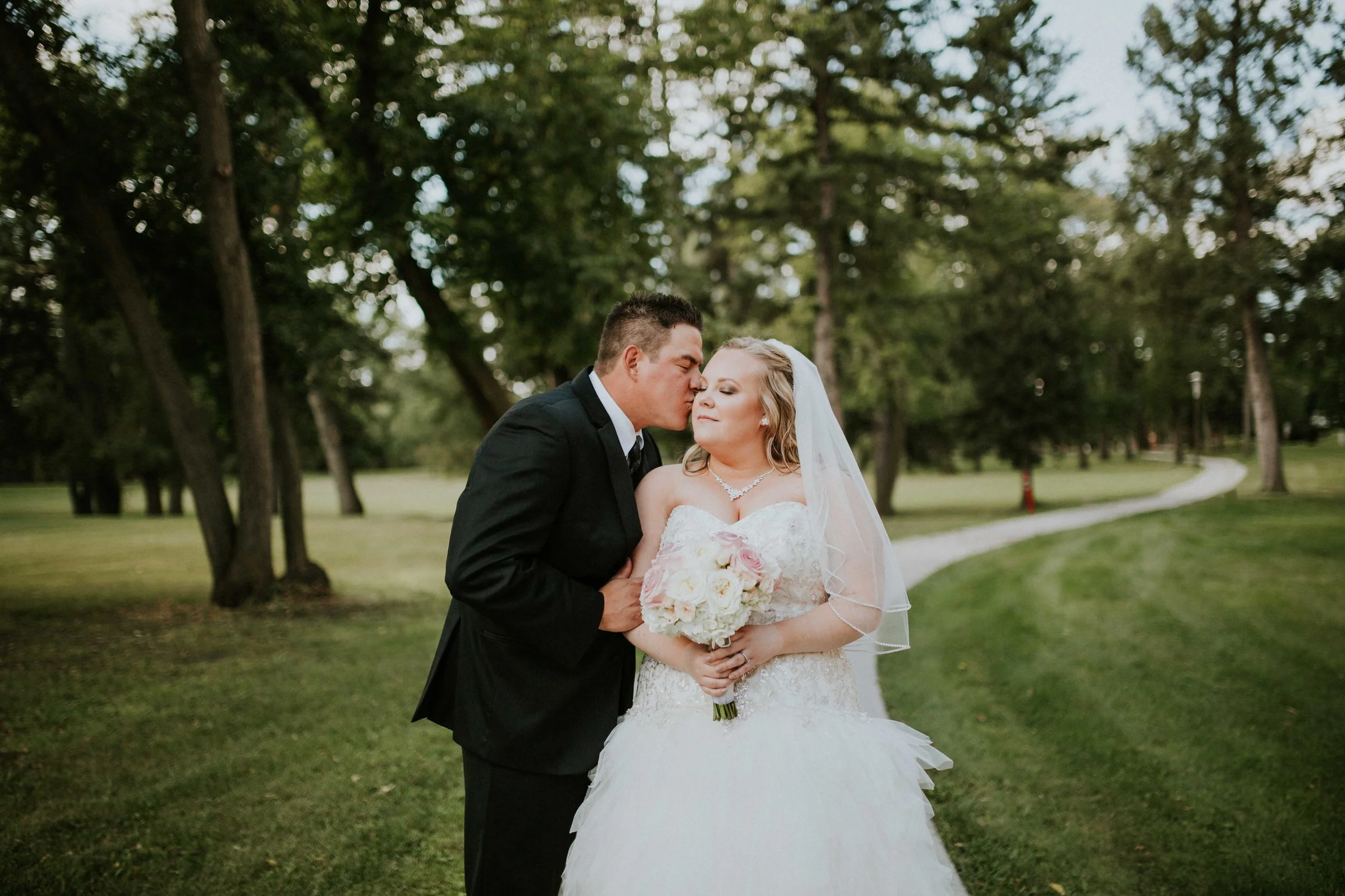 Simple, modern and elegant. Those are the words that I would describe this lovely wedding. Eli + Brittany's wedding was perfectly styled without "over styling". It was minimalist and simple, but in a very thought-out kind of way. Th e refined elements of the wedding made everything clean and beautiful and truly kept the focus on the bride + groom!