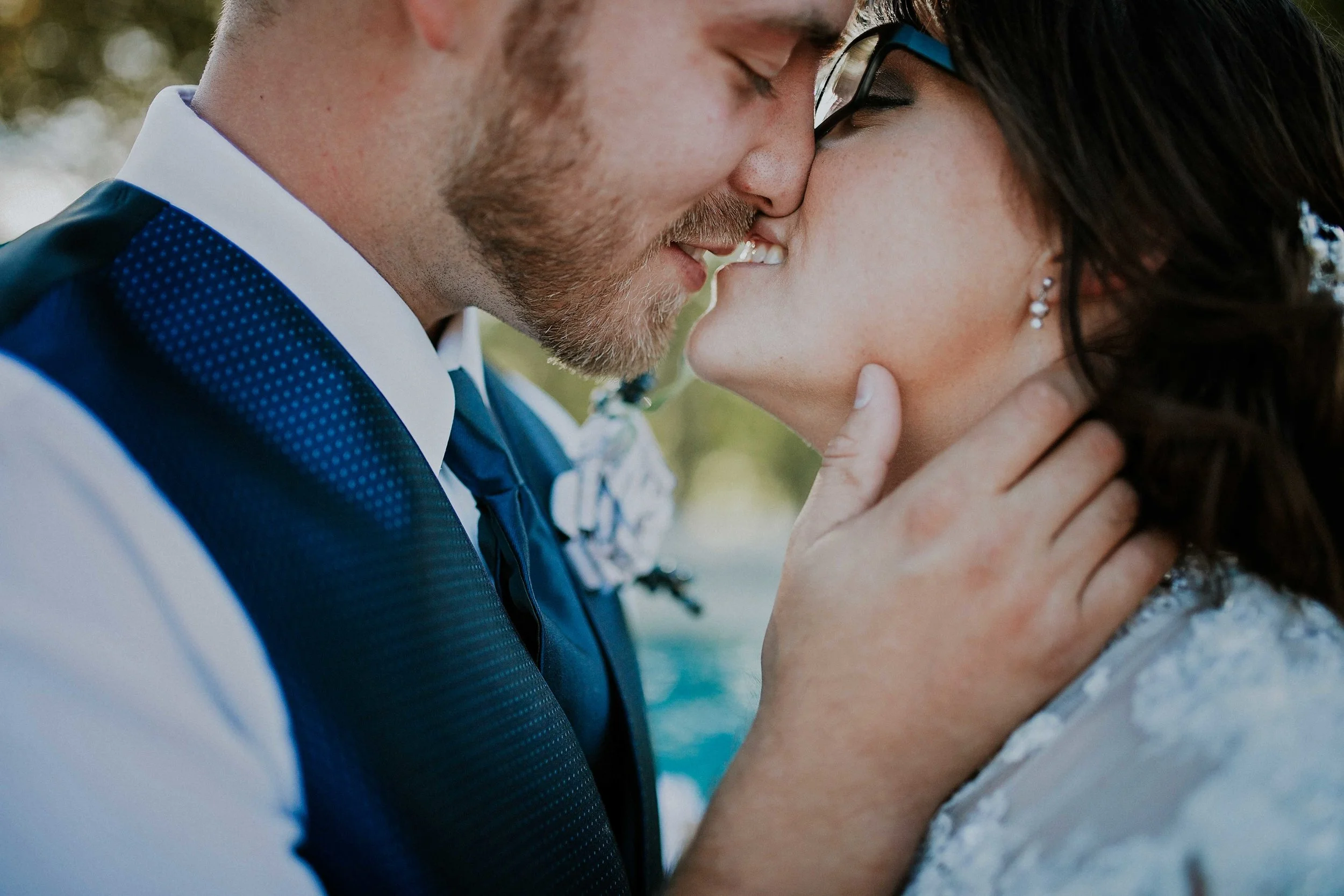 A vintage, rustic and music inspired wedding, was the outstanding collaboration these two had in mind. Dylan + Khloe's passion for all these personal effects influenced their day, from the detailed reception decor, old records with their favourite bands as centre pieces, the guest book guitar and we can't forget the precious music note paper in Khloe's bouquet. Take a look and be inspired; I sure was! 