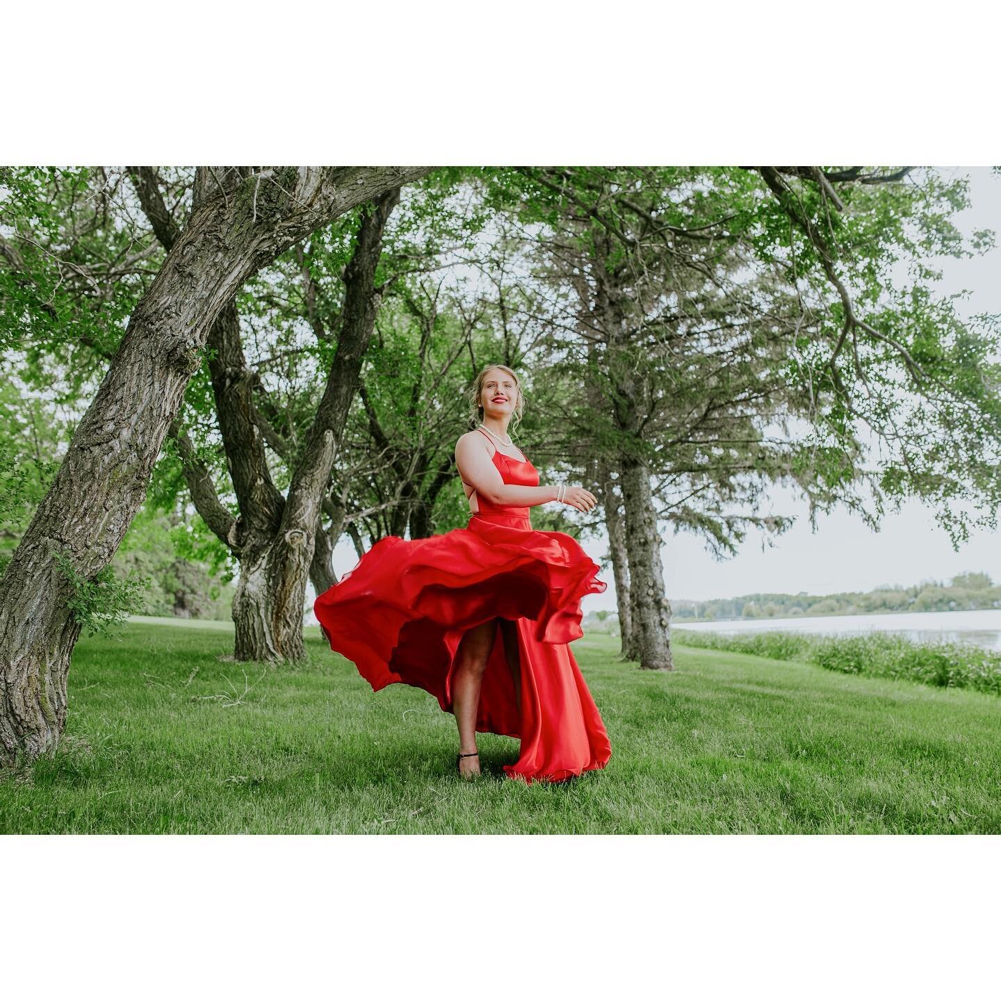 I have no caption today, so let this super cool dress flip speak for itself. You know why? Because it&rsquo;s awesome! Haha 
&bull;
#grad #gradseniors #graduation #graddress #graduation #seniorportraits #instagrad #graddresses #dress #suit #instafash